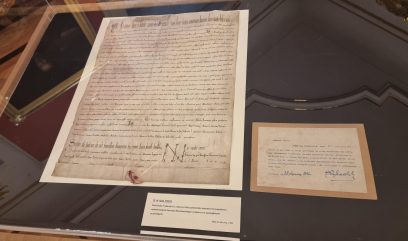 Dokument ułożony w szklanej gablocie.