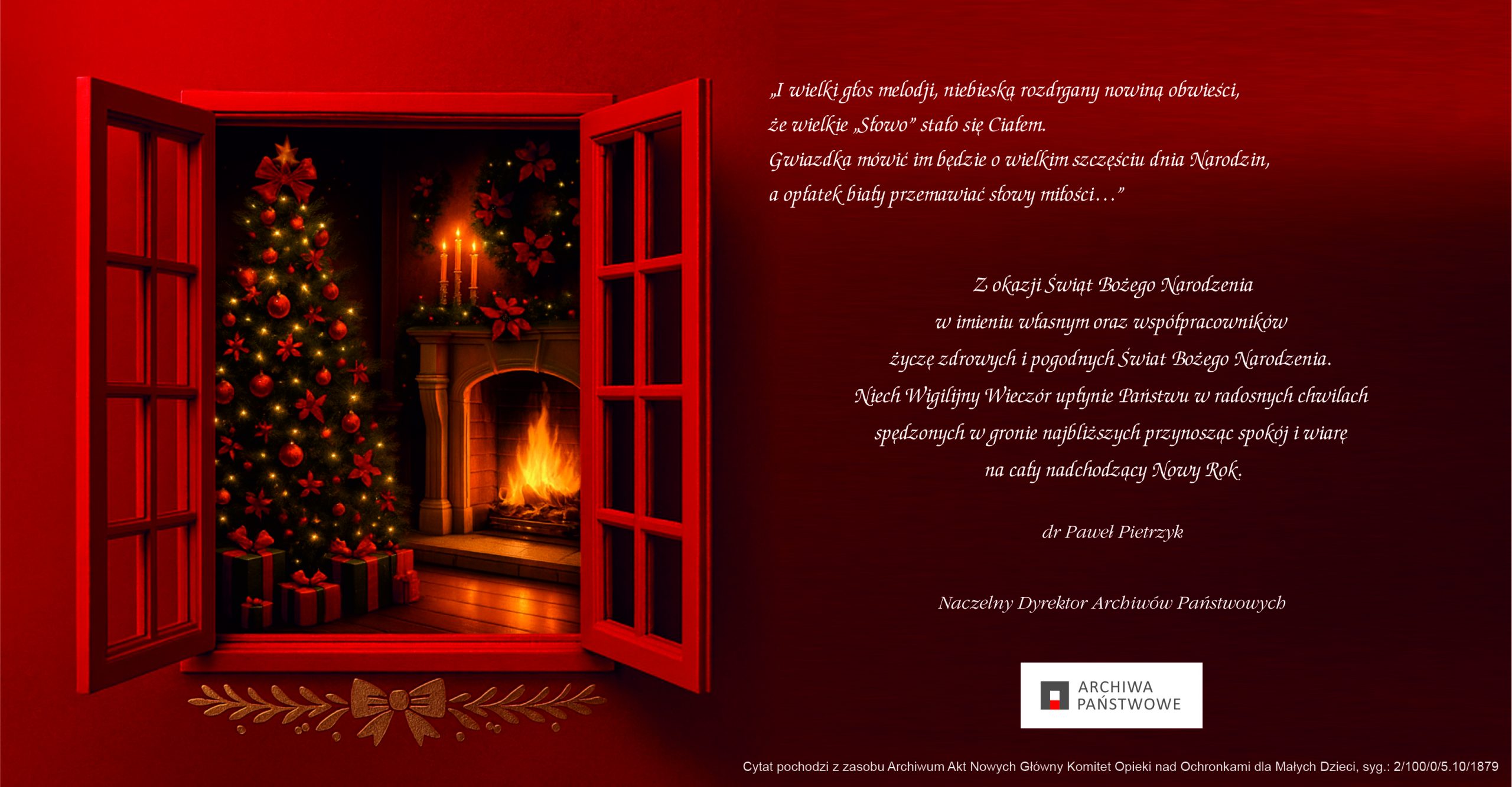 Otwarte okno odsłania ciepło oświetlony pokój z udekorowaną choinką i kominkiem. Na zewnątrz czerwone zasłony zasłaniają widok. Na czerwonym tle wypisane są polskie życzenia świąteczne. U dołu widnieje logo Archiwa Państwowe.
