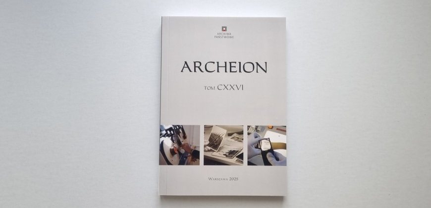 Książka zatytułowana ARCHEION TOM CXXVI spoczywa na gładkiej białej powierzchni. Na okładce widnieje logo Archiwa Państwowe u góry i cztery małe zdjęcia poniżej. Wydana w Warszawie w 2025 roku.