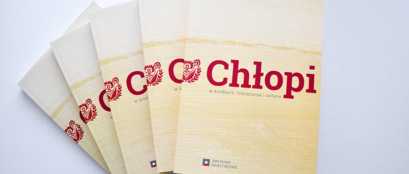 Cztery identyczne książki w beżowych okładkach z dużym czerwonym napisem 