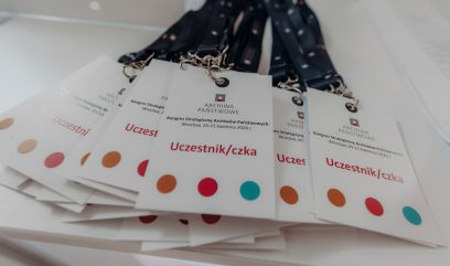 Zbliżenie na kilka identyfikatorów ze smyczami z napisami 