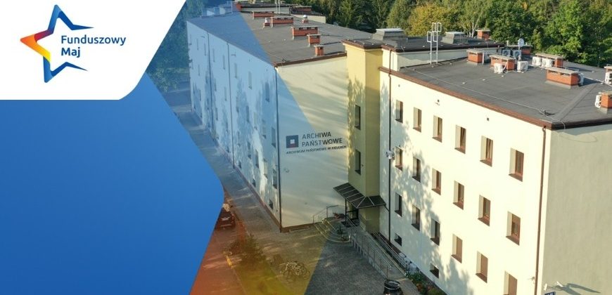 Widok z lotu ptaka na budynek Archiwa Państwowe, jego jasnożółta fasada oznaczona nazwą, otoczona bujną zielenią. Po lewej stronie niebiesko-biała grafika z logo gwiazdy informuje o 