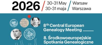 Baner zapowiadający 8. Środkowoeuropejskie Spotkanie Genealogiczne, które odbędzie się w Warszawie w dniach 30-31 maja 2026 roku. Zawiera nazwę wydarzenia w języku angielskim i polskim, daty, miasto oraz okrągłe obrazy starych dokumentów i portrety dwóch osób na jasnoniebieskim i białym tle.