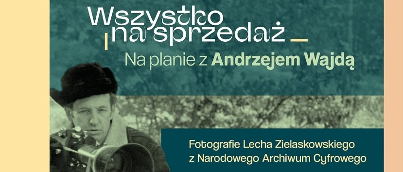 Plakat o zielonkawym tle z dużym białym tytułem „Wszystko na sprzedaż”, pod nim jasny napis „Na planie z Andrzejem Wajdą”, po lewej czarno-biała fotografia mężczyzny obsługującego kamerę filmową w kapeluszu i płaszczu, a na dole ciemniejszy pas z żółtawym tekstem „Fotografie Lecha Zielaskowskiego z Narodowego Archiwum Cyfrowego”.