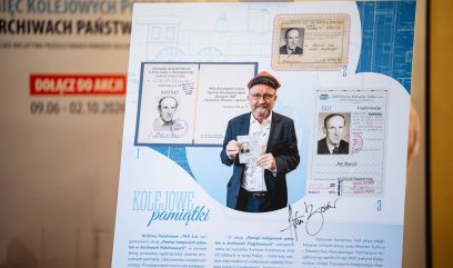 Plakat o biało‑niebieskim układzie z rysunkiem parowozu, kolażem starych legitymacji i zdjęć oraz wyciętym zdjęciem mężczyzny w okularach, marynarce i czerwonej czapce trzymającego dokument, na rozmytym tle fragment napisu i czerwone pole DOŁĄCZ DO AKCJI.
