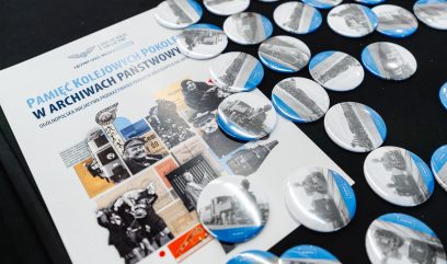 Plakat z napisem „Pamięć kolejowych pokoleń w archiwach państwowych” z kolażem starych fotografii na czarnym tle, obok i częściowo na nim rozrzucone okrągłe przypinki z czarno-białymi zdjęciami pociągów z niebieskimi brzegami.