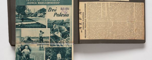 Otwarty ciemnobrązowy album ze wklejonymi wycinkami: po lewej rozłożona zielonkawa strona ilustrowanego czasopisma z dużym nagłówkiem i kilkoma czarno‑białymi fotografiami, po prawej beżowy, pionowy wycinek gazety z gęstym tekstem i małą prostokątną etykietą nagłówkową na górze.