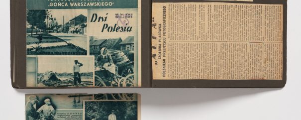 Otwarty ciemnobrązowy album z przyklejonymi starymi wycinkami prasowymi: po lewej zielonkawy okładkowy numer ilustrowanego magazynu z widocznym tytułem „Z kraju i ze świata” i nagłówkiem „Dni Polesia” oraz kilkoma fotografiami wiejskich scen, po prawej przyklejony pionowy wycinek z drobnym drukiem w kolumnach i małą naklejką u góry z napisem „WYCINEK Z WYDAWNICTWA CODZIENNA GAZETA HANDLOWA (WARSZAWA)”.