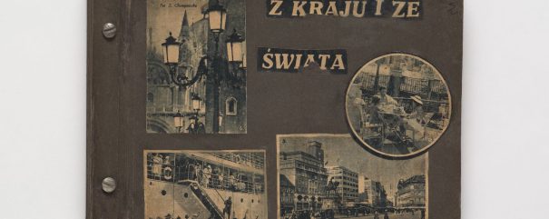 Okładka brązowego albumu z dwiema metalowymi śrubami po lewej, przyklejonym kolażem wyblakłych sepia fotografii i wyciętych liter tworzących tytuł „Z KRAJU I ZE ŚWIATA”, pokazującymi latarnie uliczne, okrągłe zdjęcie kawiarni na zewnątrz, obraz pasażerów schodzących z parowca oraz panoramę miejską, z małą okrągłą naklejką z numerem w prawym górnym rogu.