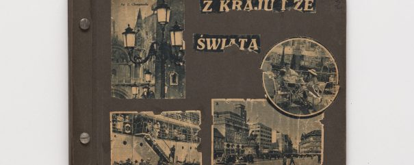 Brązowa okładka albumu z bocznym szyciem na metalowe śruby, umieszczona na białym tle, z przyklejonymi postarzanymi, żółtawymi wycinkami prasowymi: dużym zdjęciem ulicznych lamp po lewej, okrągłym zdjęciem kawiarni po prawej, dwoma prostokątnymi zdjęciami statku i miejskiej ulicy poniżej oraz wyciętymi literami tytułu „Z KRAJU I ZE” i „ŚWIATA” u góry.