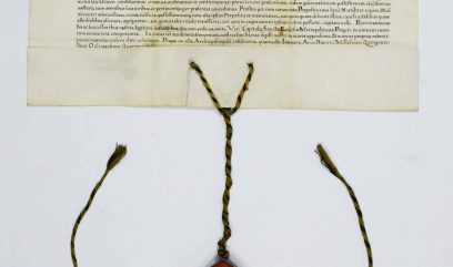 Górna część pergaminowego dokumentu z dużym łacińskim nagłówkiem i gęstym drobnym tekstem, poniżej złożony brzeg z trzema skręconymi czarno‑żółtymi sznurkami wychodzącymi w dół i łączącymi się z owalną czerwoną pieczęcią wosku, na jasnym tle.