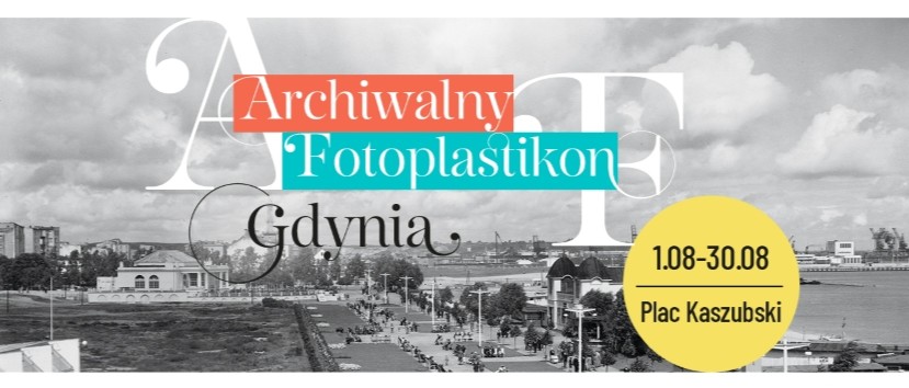 Banner z czarno-białym zdjęciem nabrzeża Gdyni z promenadą, budynkami i statkami w tle, na którym umieszczono kolorowe napisy: w czerwonym prostokącie „Archiwalny”, w turkusowym „Fotoplastikon”, poniżej czarny napis „Gdynia”, a po prawej żółte koło z datami „1.08–30.08” i napisem „Plac Kaszubski”.
