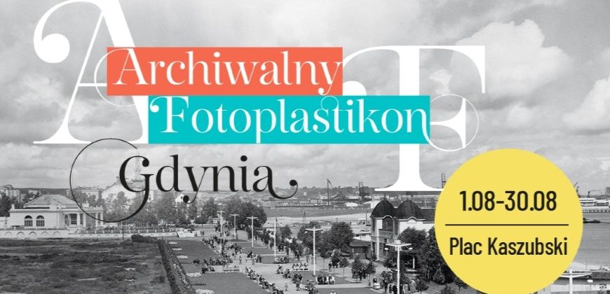 Czarno-białe zdjęcie nadmorskiej promenady i portu w Gdyni z dużymi białymi inicjałami AF w tle, na których nałożone są kolorowe prostokąty z napisami Archiwalny (pomarańczowy) i Fotoplastikon (turkusowy), czarnym napisem Gdynia oraz żółtym okręgiem po prawej z datami 1.08–30.08 i napisem Plac Kaszubski.