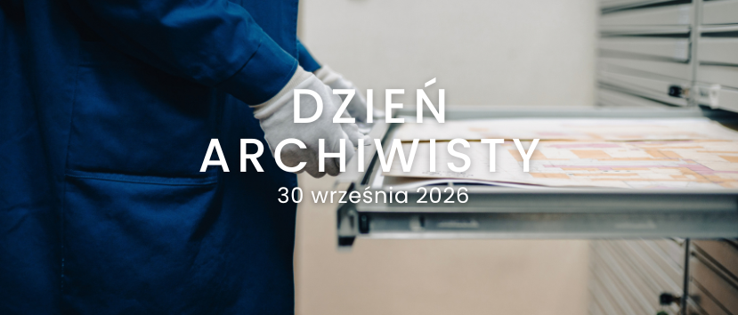 Osoba w niebieskim płaszczu i białych rękawiczkach wyciąga płaską metalową szufladę z dużym dokumentem lub mapą z regału archiwalnego, po prawej widać rząd zamkniętych szuflad, a na obrazie widoczny biały napis DZIEŃ ARCHIWISTY oraz mniejszy napis 30 września 2026.