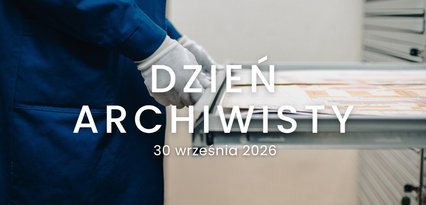 Zbliżenie na tułów osoby w niebieskim fartuchu i białych rękawiczkach przeglądającej rozłożony plan na metalowej wysuwanej półce archiwalnej, z białym napisem DZIEŃ ARCHIWISTY oraz datą 30 września 2026 na środku obrazu.