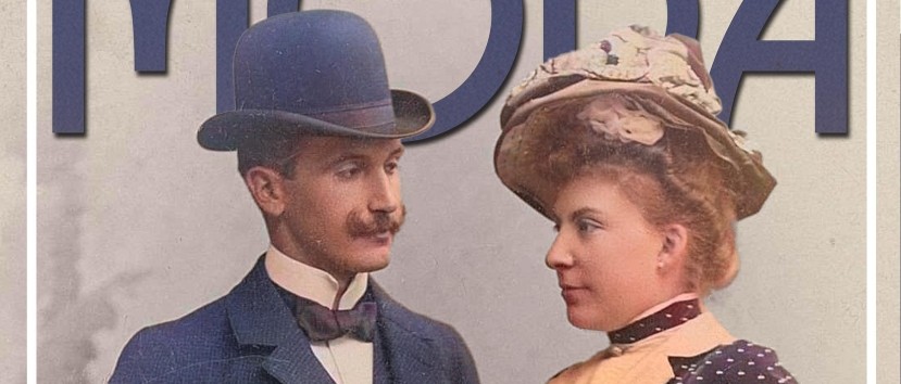 Portret dwojga osób w strojach z początku XX wieku: po lewej mężczyzna w ciemnym garniturze, z wąsami, w meloniku i muszce, po prawej kobieta w jasnej, wysokokolnierzowej sukni z ciemnymi rękawami w kropki i ozdobnym kapeluszem z kwiatami, oboje zwróceni do siebie na jasnym tle z dużymi, częściowo widocznymi granatowymi literami u góry i wąską beżową ramką.