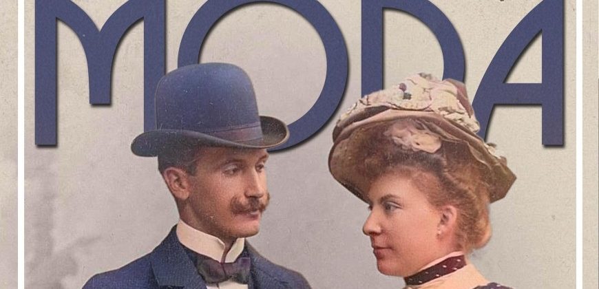 Koloryzowane zdjęcie pary: mężczyzna z wąsami w ciemnym garniturze, białym kołnierzem i meloniku oraz kobieta w jasnej sukni z ozdobnym dużym kapeluszem, oboje zwróceni do siebie na tle dużego napisu 