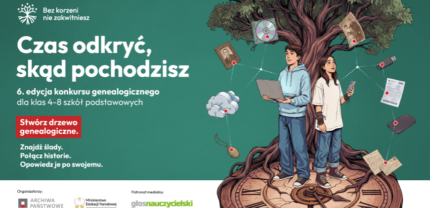 Po lewej zielone tło z białym dużym napisem „Czas odkryć, skąd pochodzisz”, mniejszym tekstem informacyjnym, czerwonym przyciskiem „Stwórz drzewo genealogiczne” i logotypem „Bez korzeni nie zakwitniesz”, po prawej rozłożyste drzewo wyrastające z dużej tarczy zegara, na którym stoją dwie osoby — jedna trzyma laptop, druga telefon — wokół wiszą stare fotografie, płyta CD, pendrive, ikona chmury, medalik, dokumenty i otwarta książka połączone przerywanymi liniami z czerwonymi pinezkami, a u dołu logotypy organ