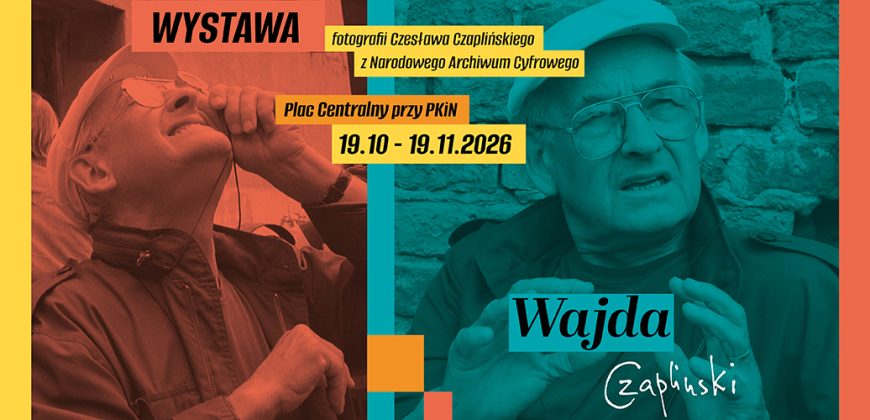 Plakat wystawy z dwiema barwionymi fotografiami starszego mężczyzny w czapce i okularach (po lewej w tonacji pomarańczowej patrzącego w górę, po prawej w tonacji turkusowej gestykulującego), centralnym pionowym paskiem i żółtymi napisami „WYSTAWA”, informacją o fotografii Czesława Czaplińskiego z Narodowego Archiwum Cyfrowego, miejscem „Plac Centralny przy PKiN” oraz datą „19.10 - 19.11.2026”, turkusową etykietą z napisem „Wajda” i ręcznie pisanym „Czapliński” oraz szerokimi pionowymi pasami tła w kolorach 